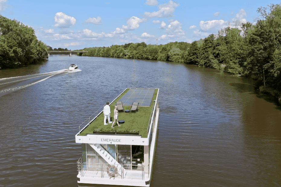 Catamaran-loft flottant — une maison-bateau électrique et hi