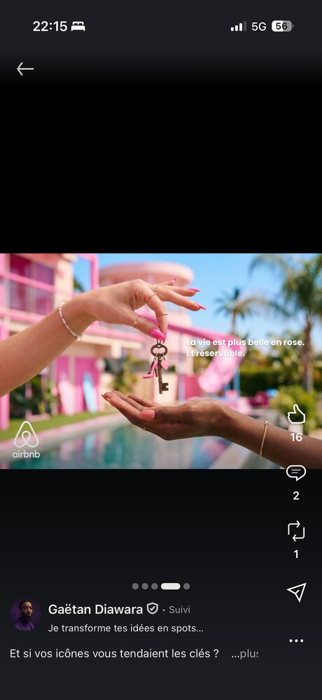 Visuel spec ad Airbnb, échange de clés roses devant piscine, univers Barbie