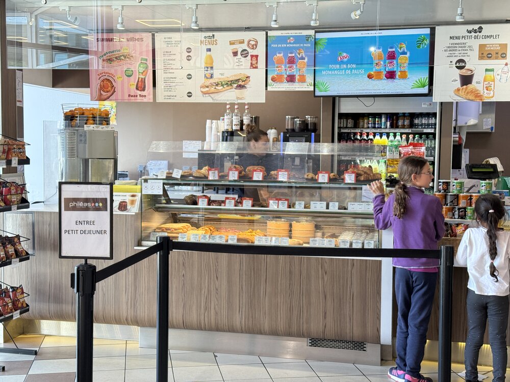 Comptoir snacking/boulangerie Phileas — viennoiseries, sandwichs, écrans menu petit-déjeuner