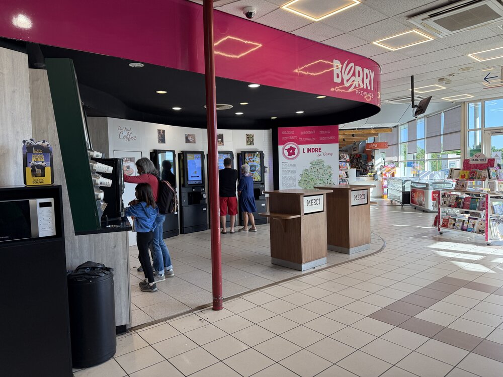 Comptoir Phileas vue large — file d'attente, vitrine chaude grillades/burgers en fond