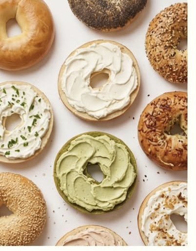 Assortiment de bagels garnis de cream cheese (nature, ciboulette, pistache/matcha)