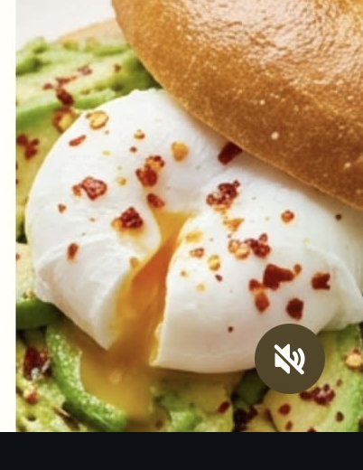 Packshot bagel à l'œuf poché et avocat, coulis de jaune d'œuf