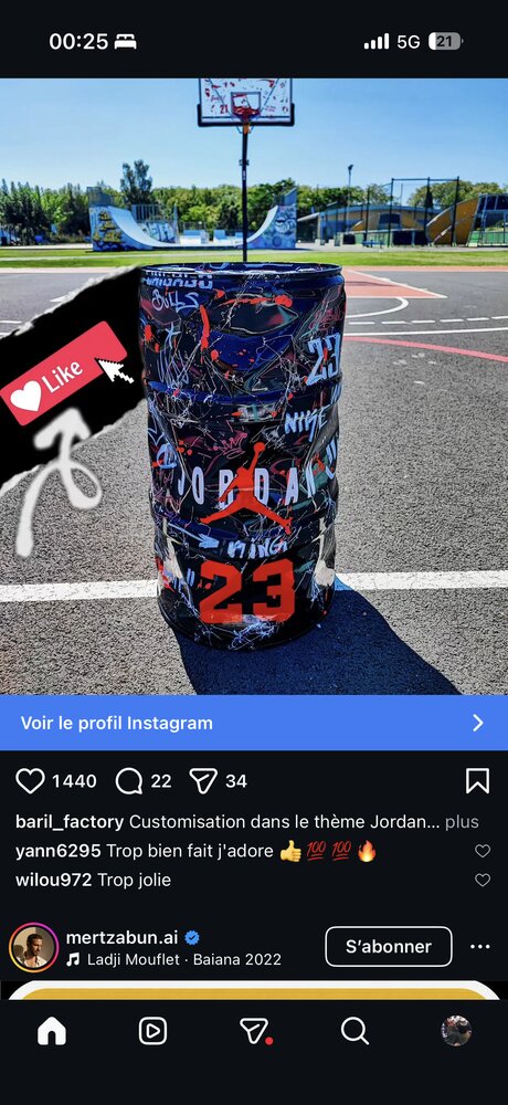 Poubelle métallique customisée en peinture façon Air Jordan 23 : logo Jumpman, numéro 23, éclats graffiti sur terrain de basket