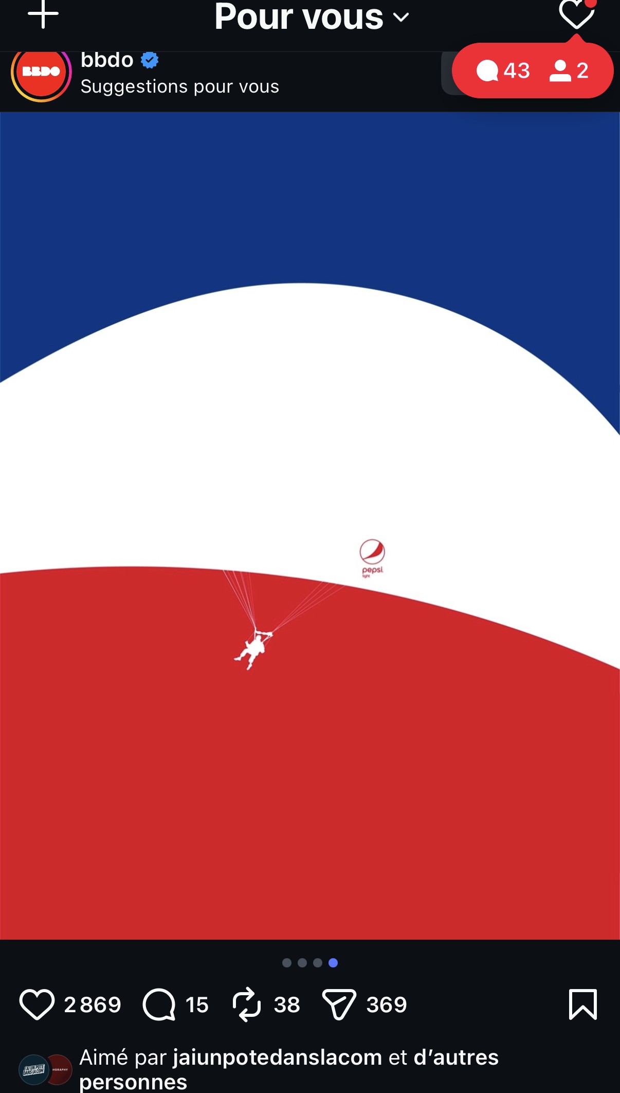 Grand ruban abstrait rouge/blanc/bleu en pleine page façon logo sportif, minuscule silhouette de danseur en action au centre