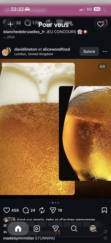 Gros plan sur un verre de boisson rosée avec mousse et bulles
