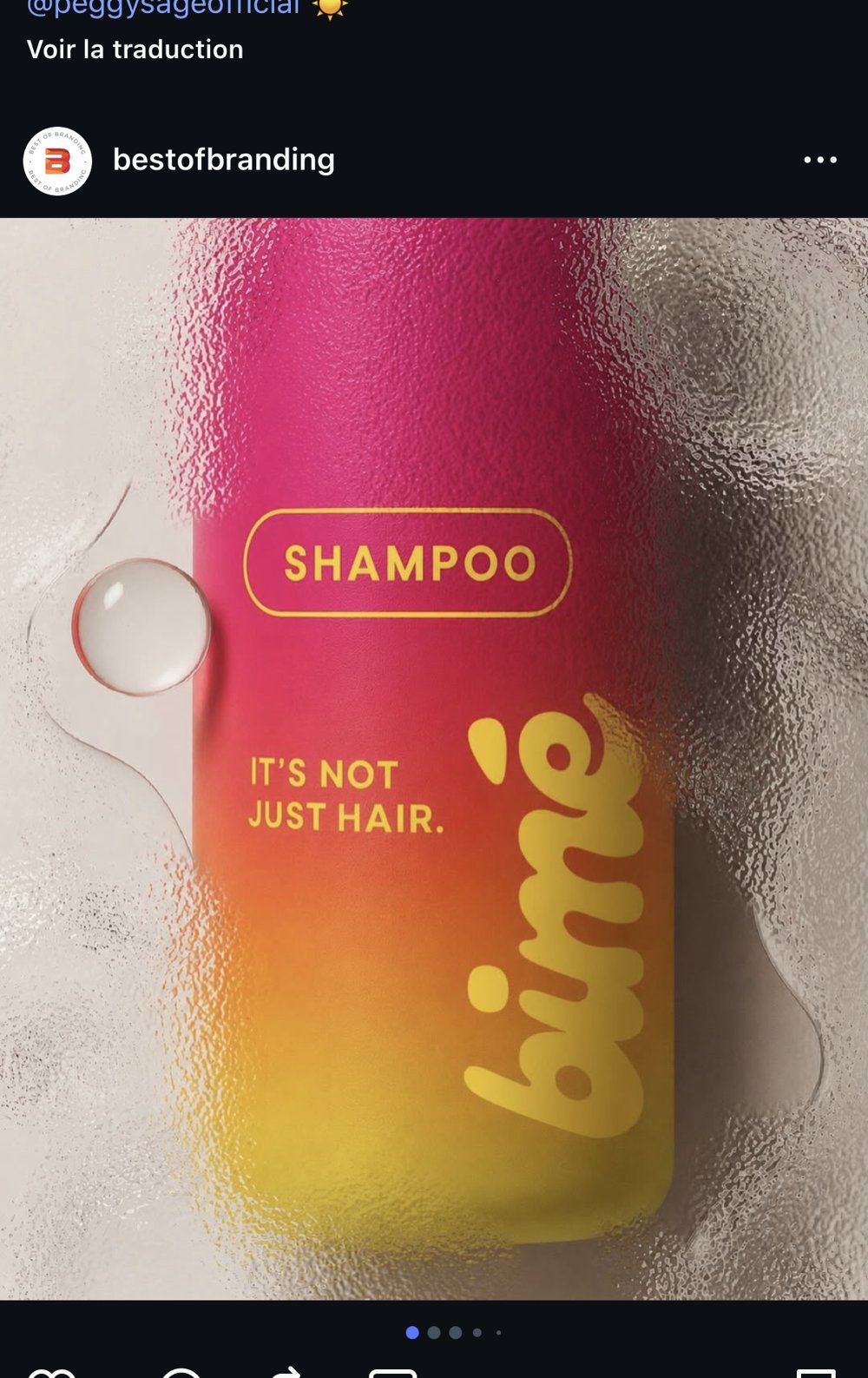 Flacon shampooing BIMÉ au dégradé rose fluo/jaune, wordmark manuscrit doré, claim « It's not just hair. »