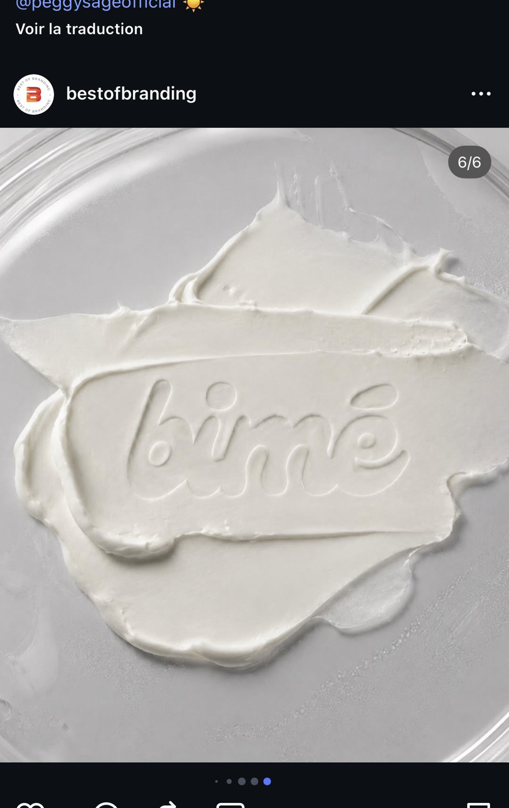 Gros plan texture crème/mousse gravée du logo BIMÉ