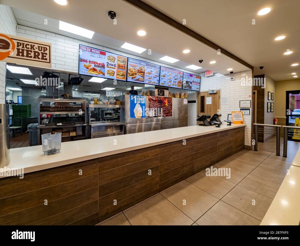 Comptoir Burger King en cours d'agencement — enseigne lumineuse bois/noir, mobilier de cuisine apparent