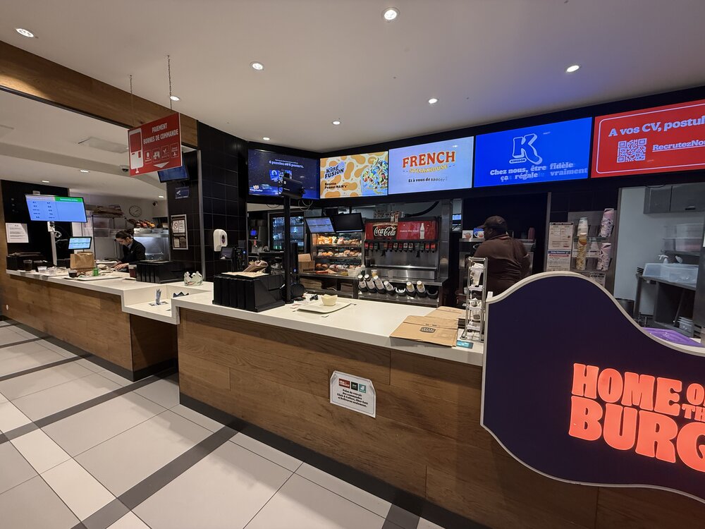 Comptoir borne de commande — écrans « King Fusion »/« French », machine à glace en fond