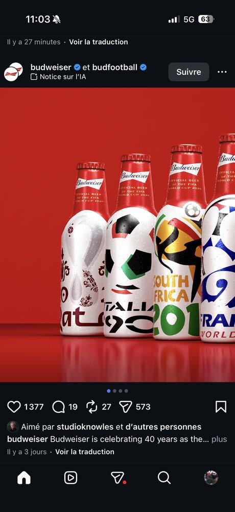 Rangée de bouteilles Budweiser habillées aux couleurs et motifs de chaque édition de la Coupe du Monde depuis 1990