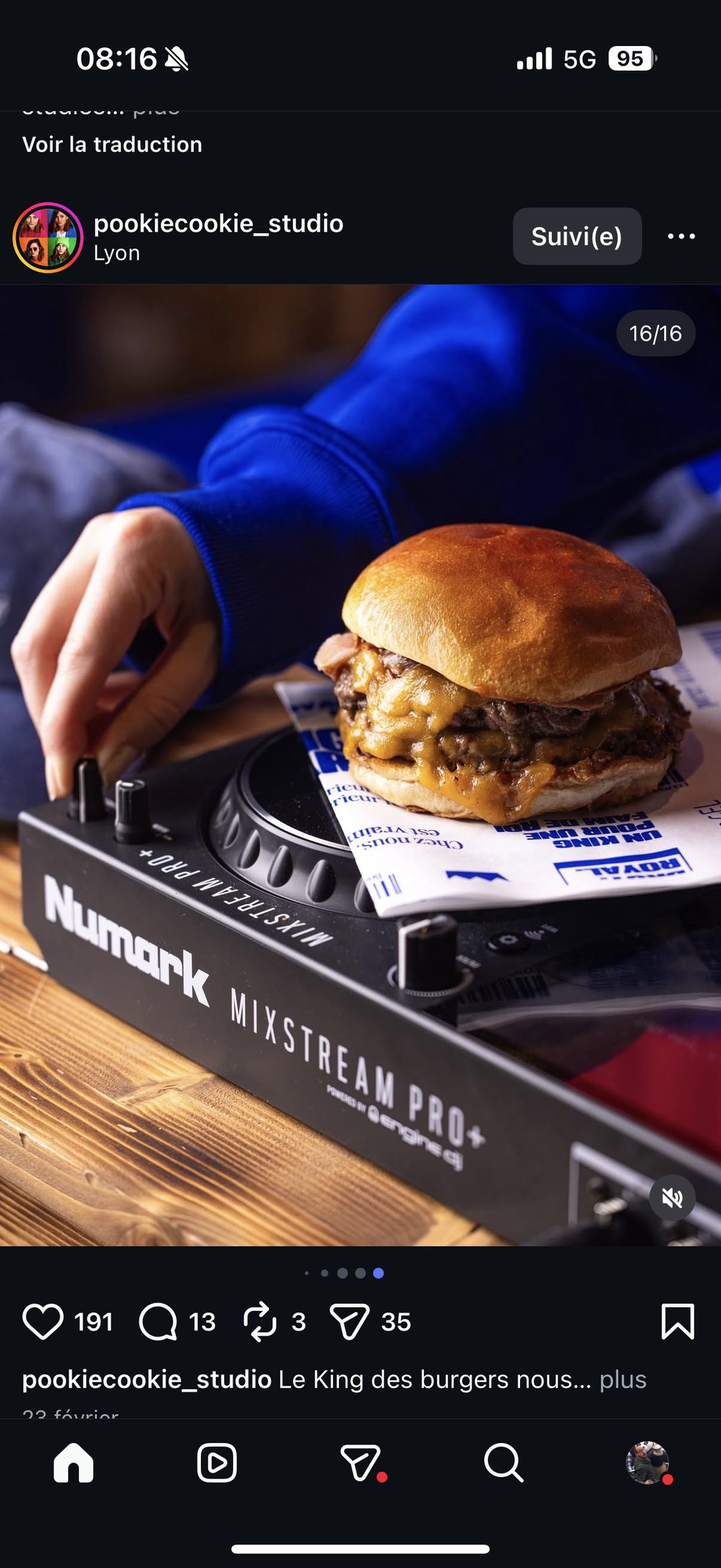 Burger Royal posé sur une table de mix DJ