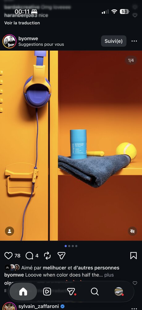 Casier de vestiaire orange/jaune avec casque audio, déodorant Respire, serviette et balle de tennis