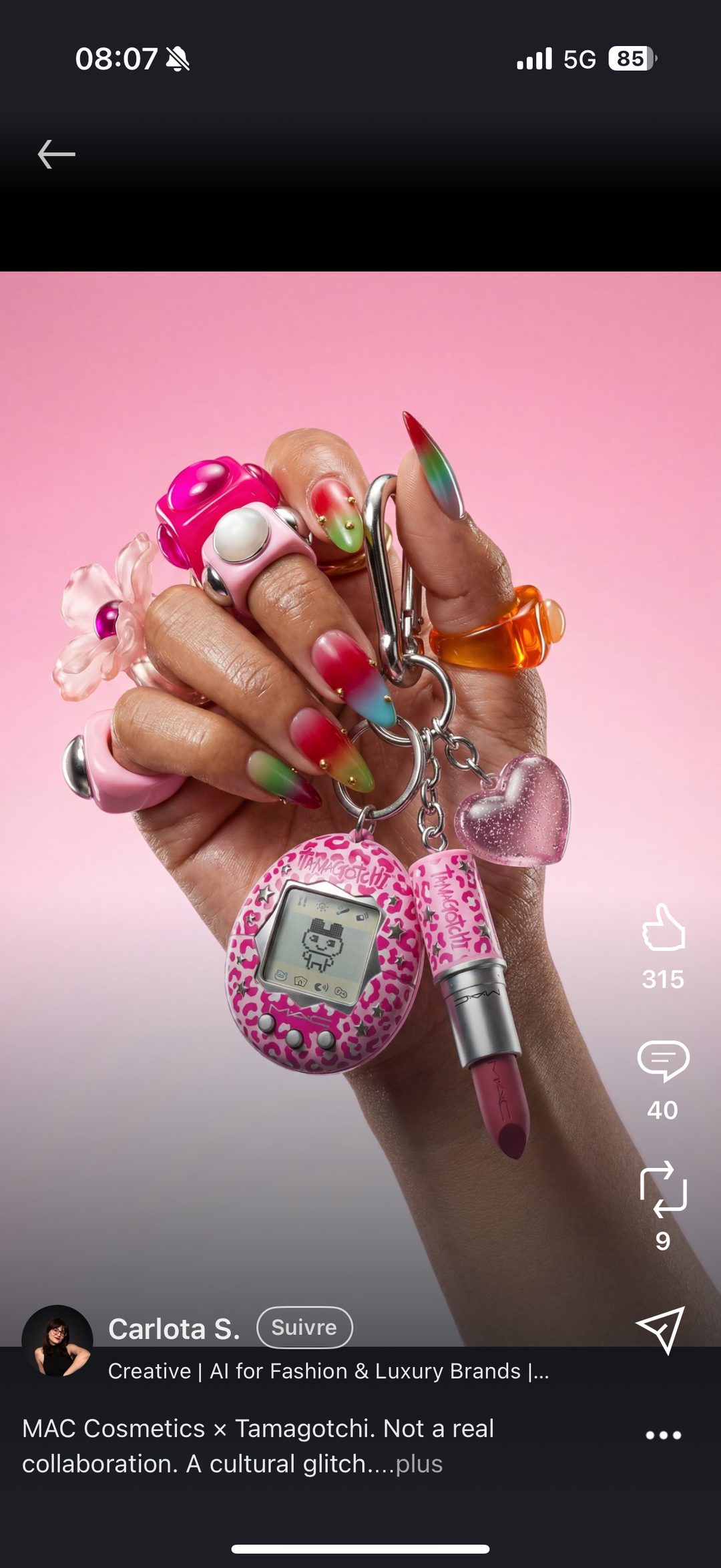 Carlota S. — mock-up de collab fictive MAC Cosmetics x Tamagotchi générée par IA