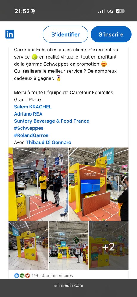 Stand VR en magasin, cliente équipée d'un casque de réalité virtuelle