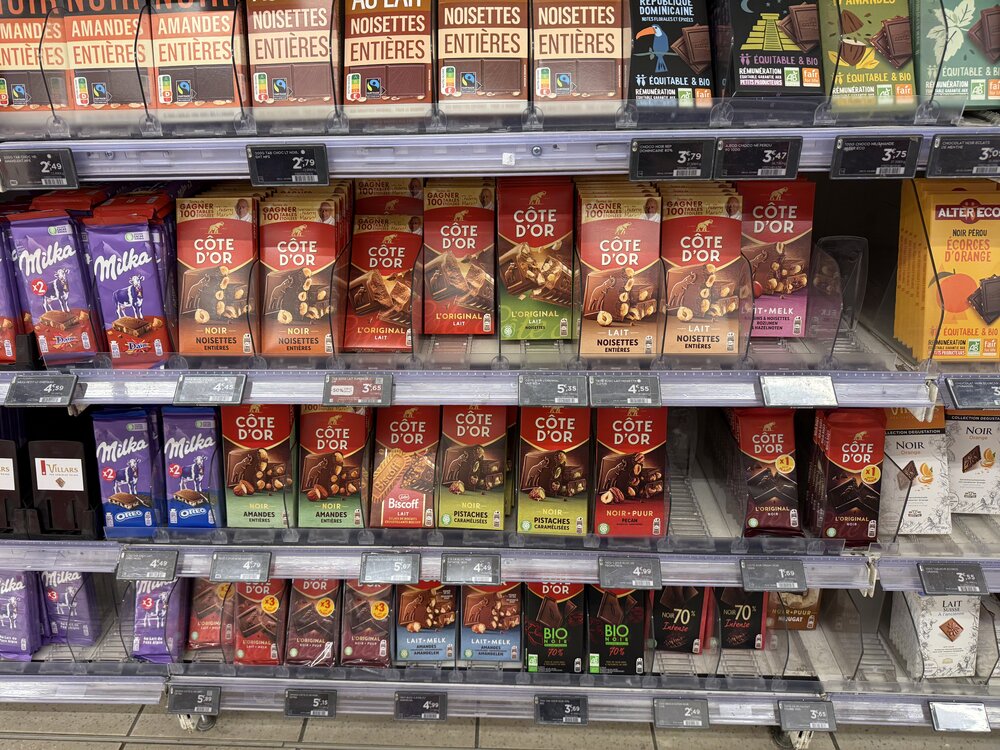 Linéaire Côte d'Or et Milka — grand facing marque nationale, promotions -50% (Merveilles du Monde, Tony's Chocolonely)