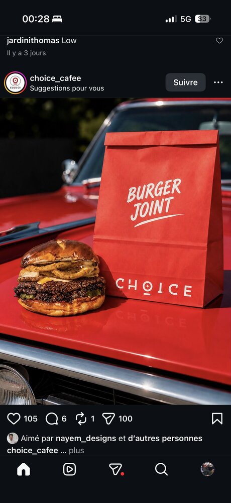 Sachet rouge « Burger Joint » Choice, posé sur capot de voiture ancienne, burger à côté