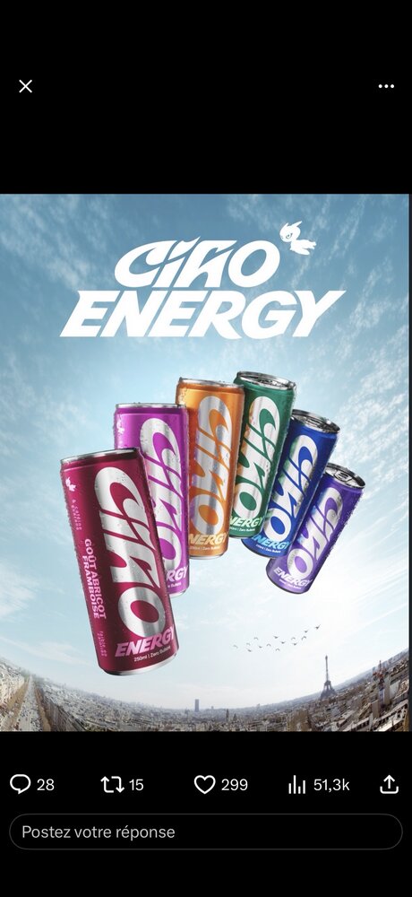 Six canettes Ciko Energy de couleurs différentes (violet, orange, vert, bleu, rose, jaune) survolant un skyline parisien en contre-plongée