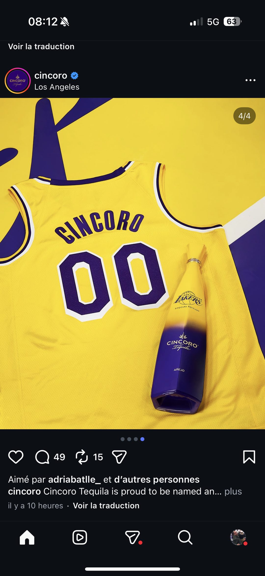 Bouteille Añejo dégradé jaune/violet posée sur fond violet, aux côtés d’un ballon Wilson floqué Lakers et d’un verre à glaçons