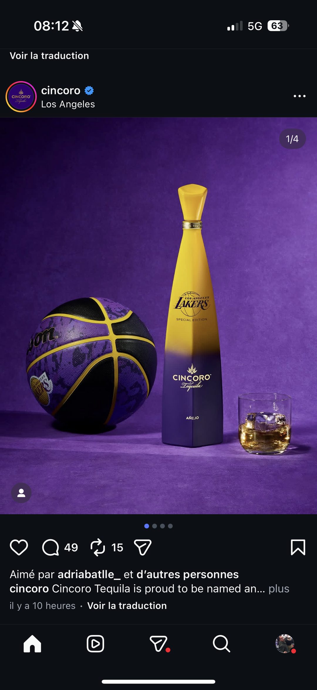 Même bouteille mise en scène sur le parquet violet et jaune d’un terrain aux couleurs Lakers