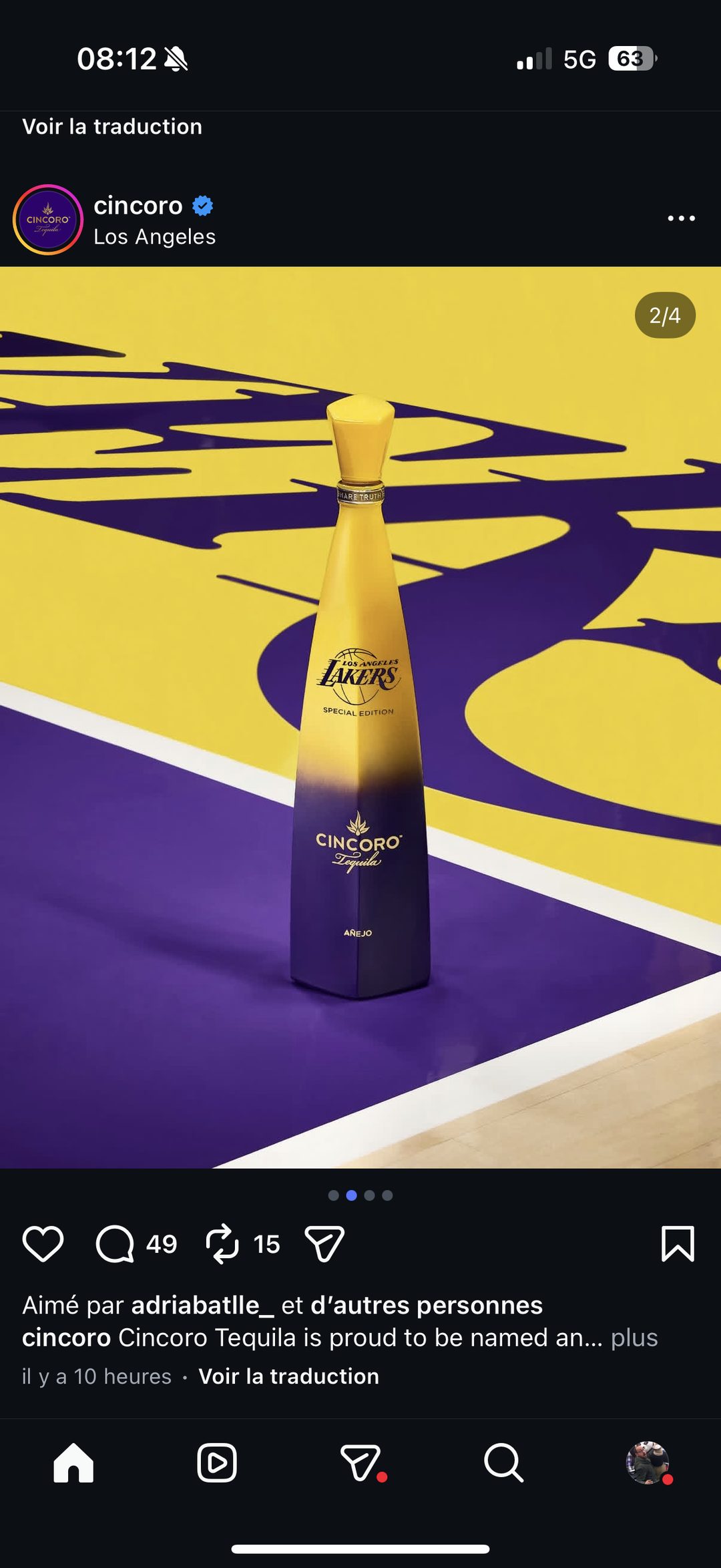 Détail du maillot floqué « CINCORO 00 » aux couleurs Lakers, bouteille posée dessus