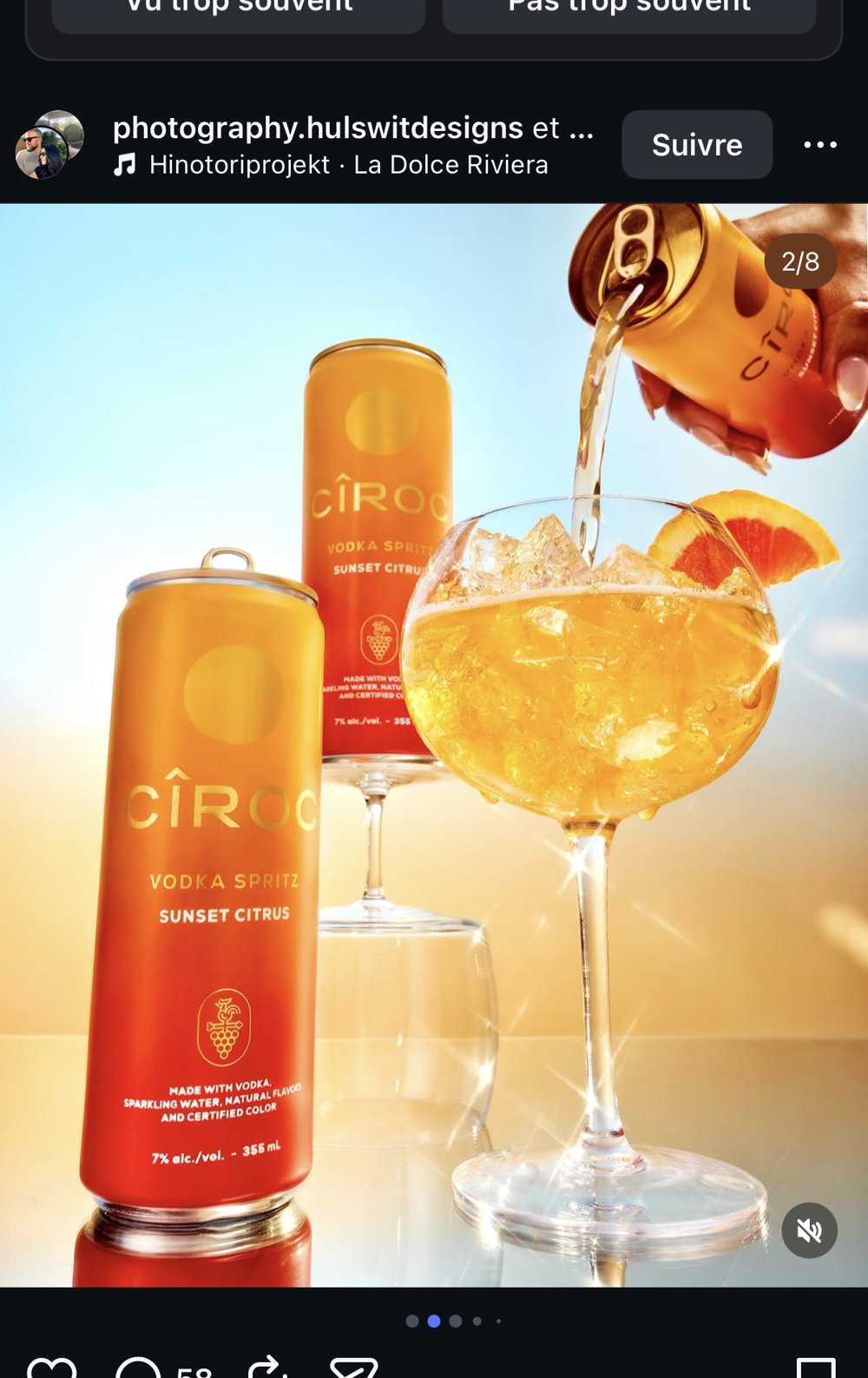 Versement d'un CÎROC Sunset Citrus dans un verre à cocktail avec quartier de pamplemousse