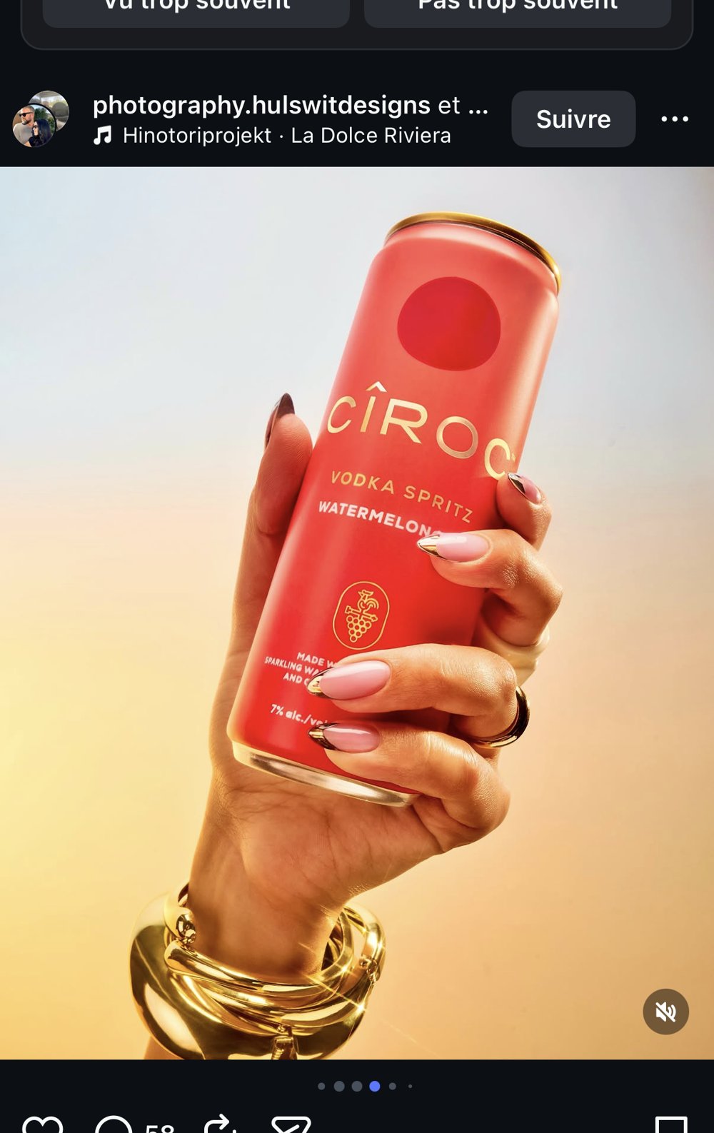 Main tenant une canette CÎROC Watermelon Kiwi en contre-jour doré
