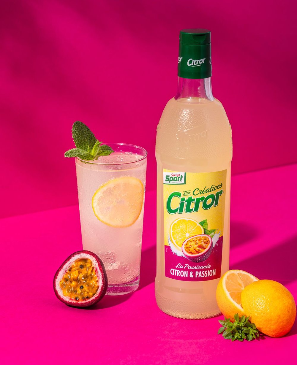 Sirop Sport Citror — packshot cocktail sur fond coloré