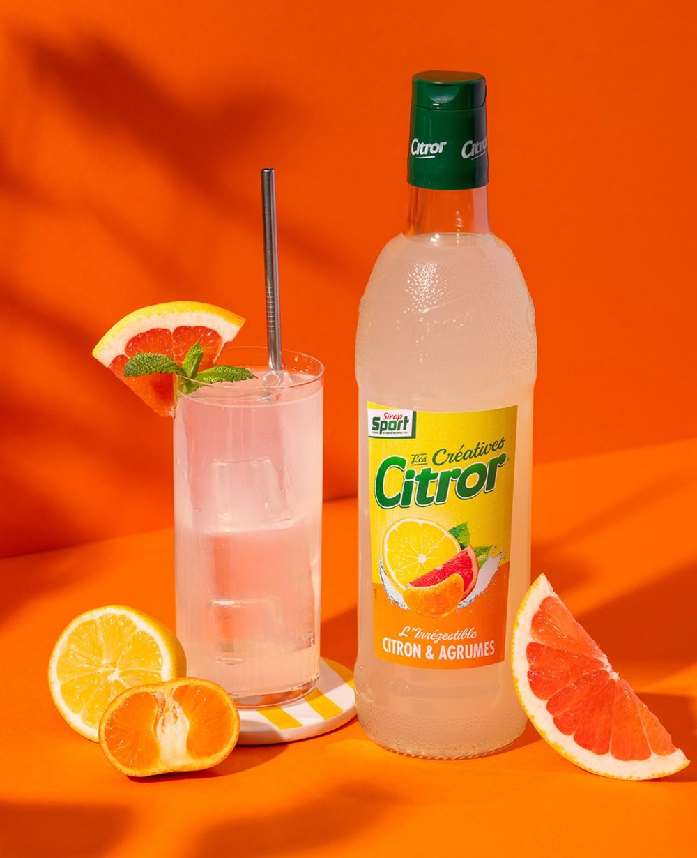 Sirop Sport Citror — packshot cocktail sur fond coloré 2