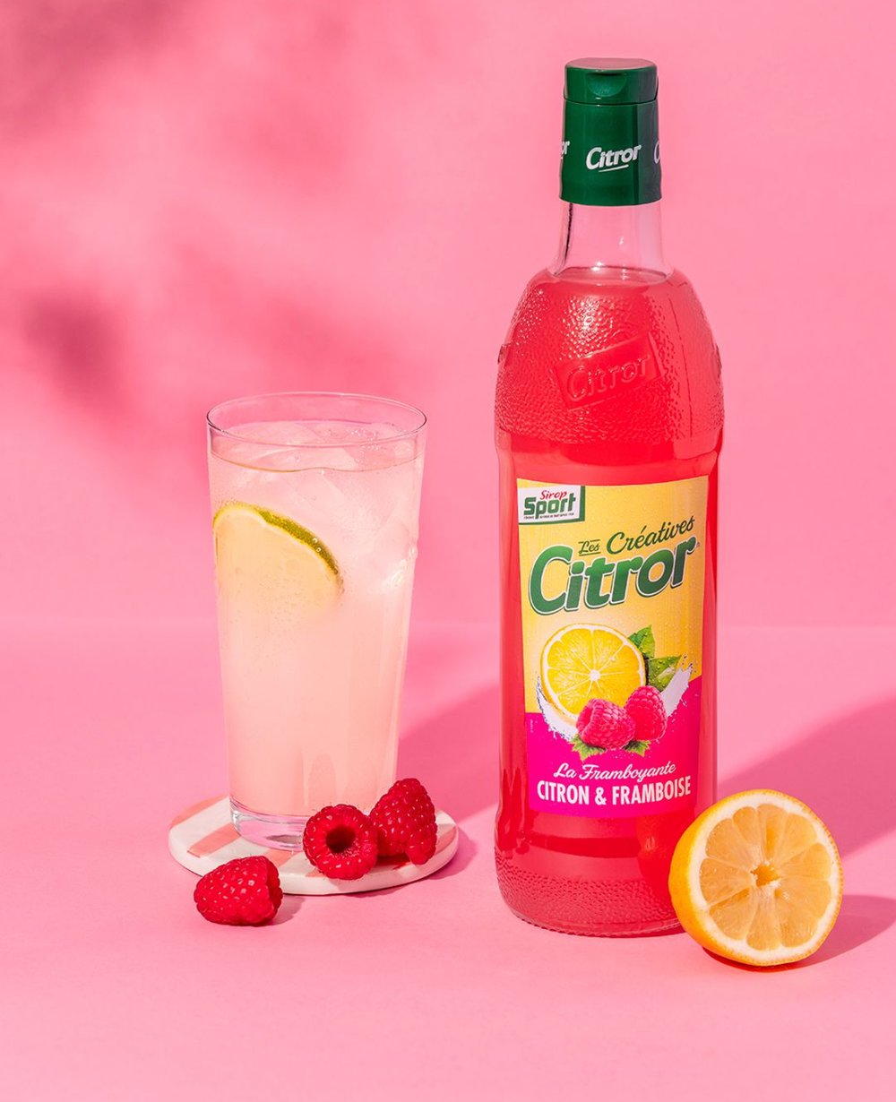 Sirop Sport Citror — packshot cocktail sur fond coloré 3