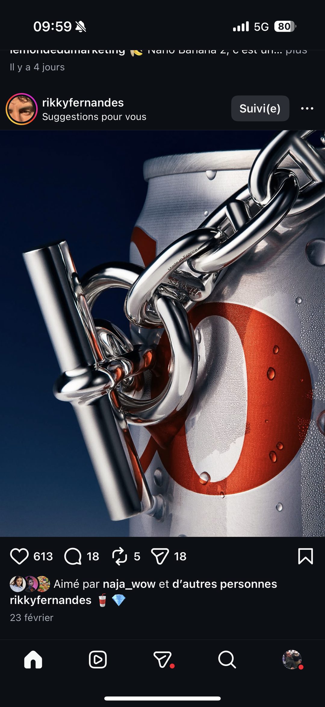 Coca-Cola — visuel canette entourée d'une chaîne bijou chromée