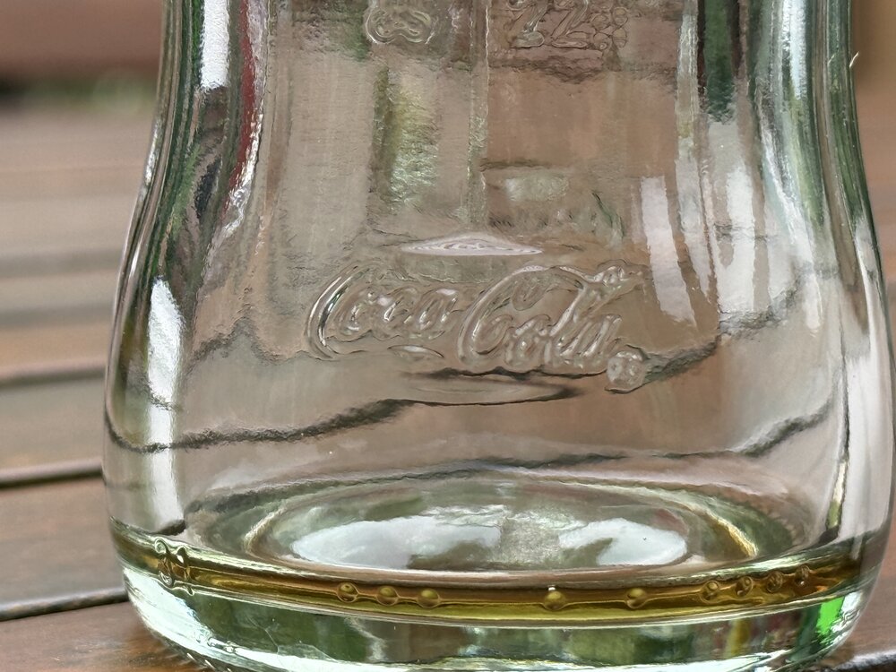 Bouteille en situation sur table de restaurant — comparaison avec bouteille classique en arrière-plan