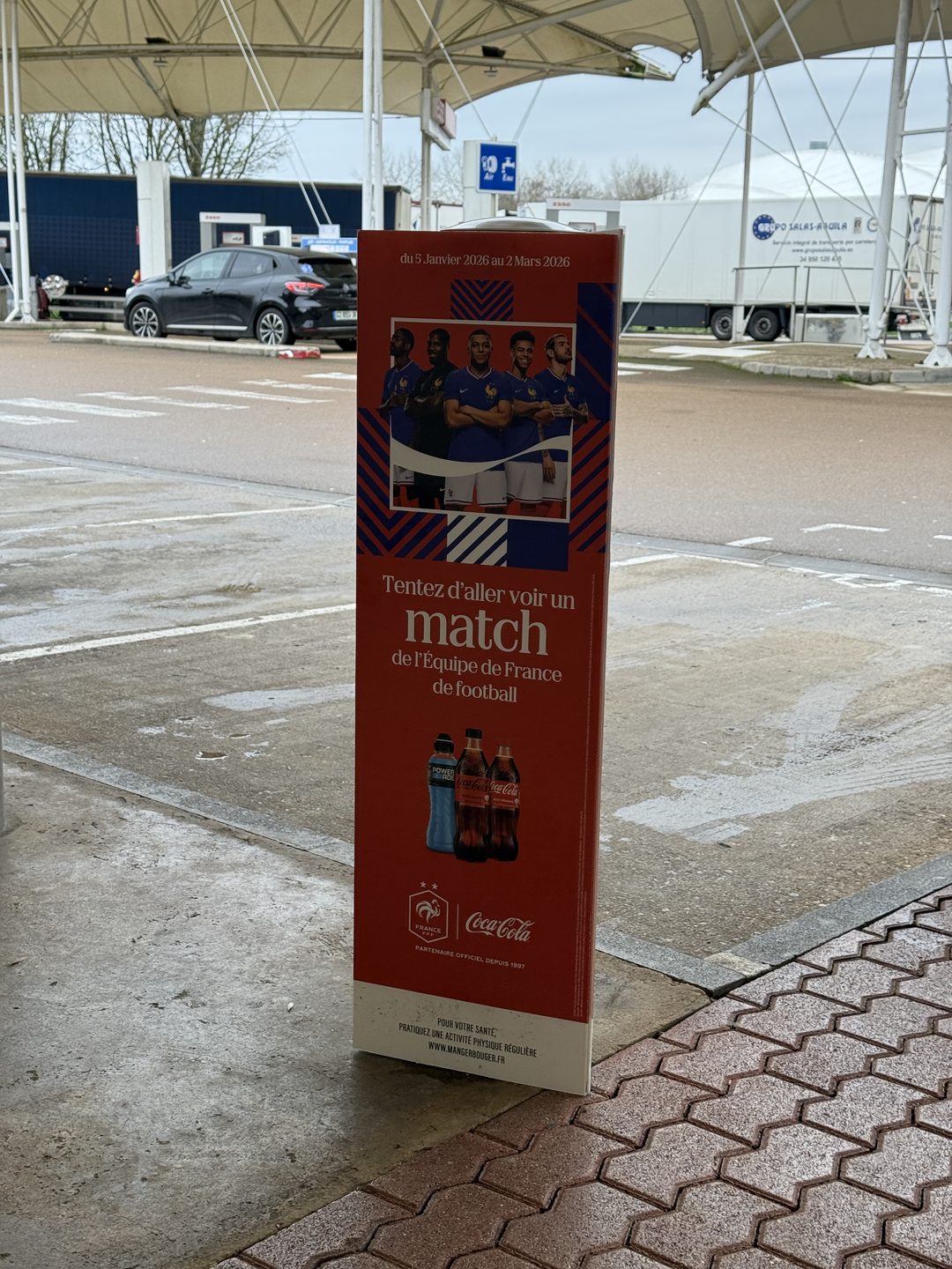 Totem Coca-Cola Equipe de France jeu concours vue 1