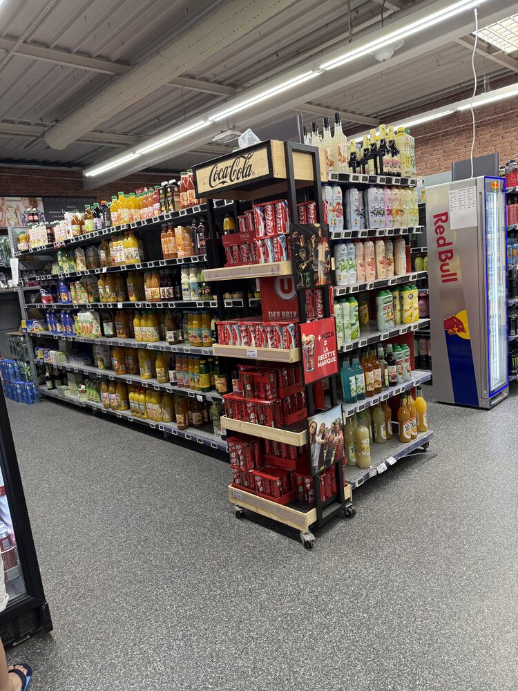Présentoir Coca-Cola en bois à étages, canettes et packs empilés, roulettes
