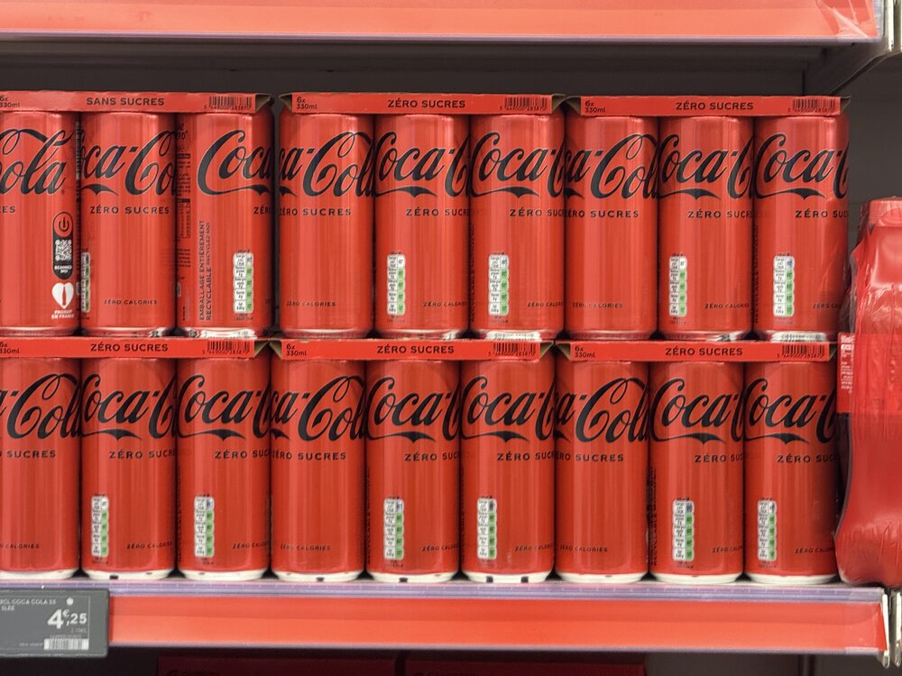 Pack collector « Allez ! Coca-Cola » édition FIFA World Cup, confettis, à côté des bouteilles verre 250ml x6