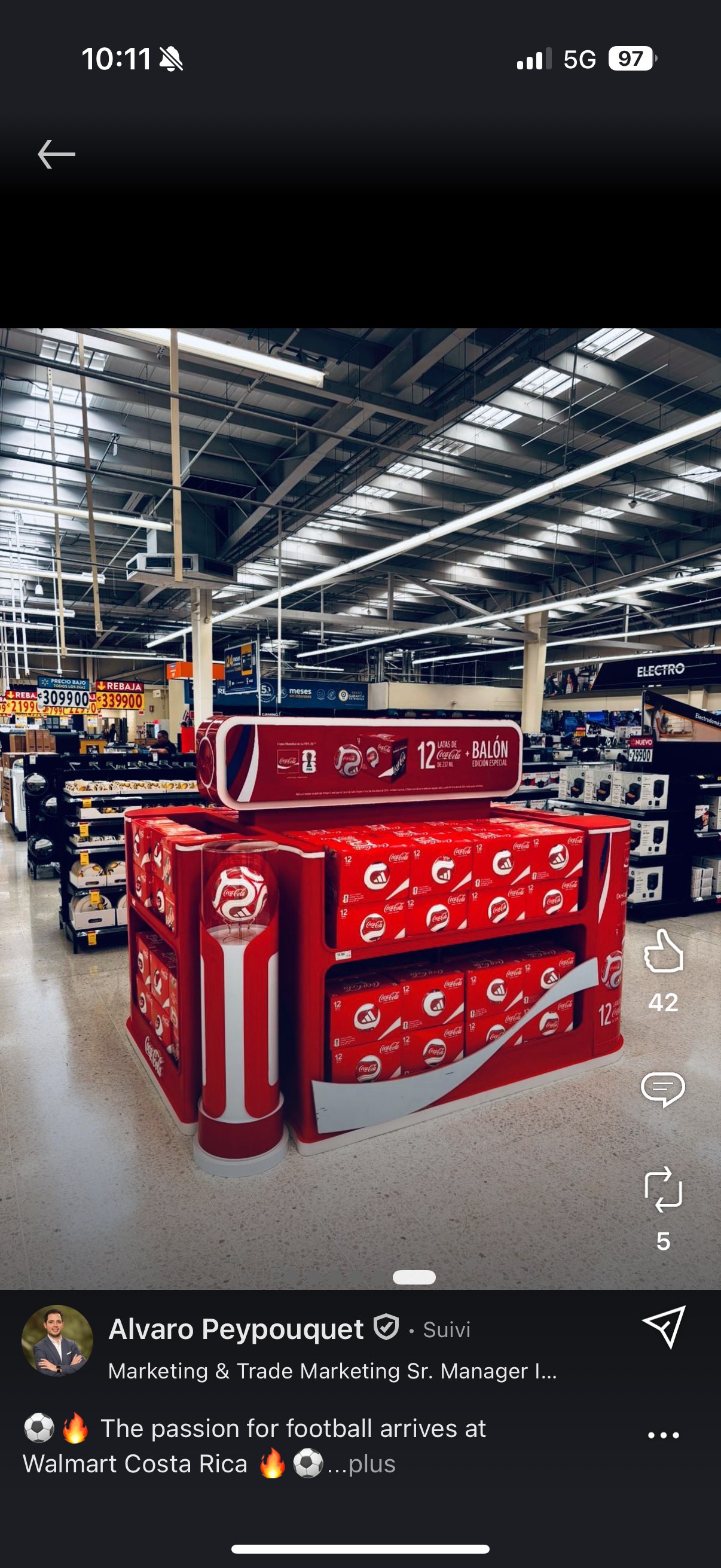 Îlot PLV en tête de gondole chez Walmart Costa Rica — présentoir lumineux, packs de 12 en gradins, porte-ballon vertical illuminé