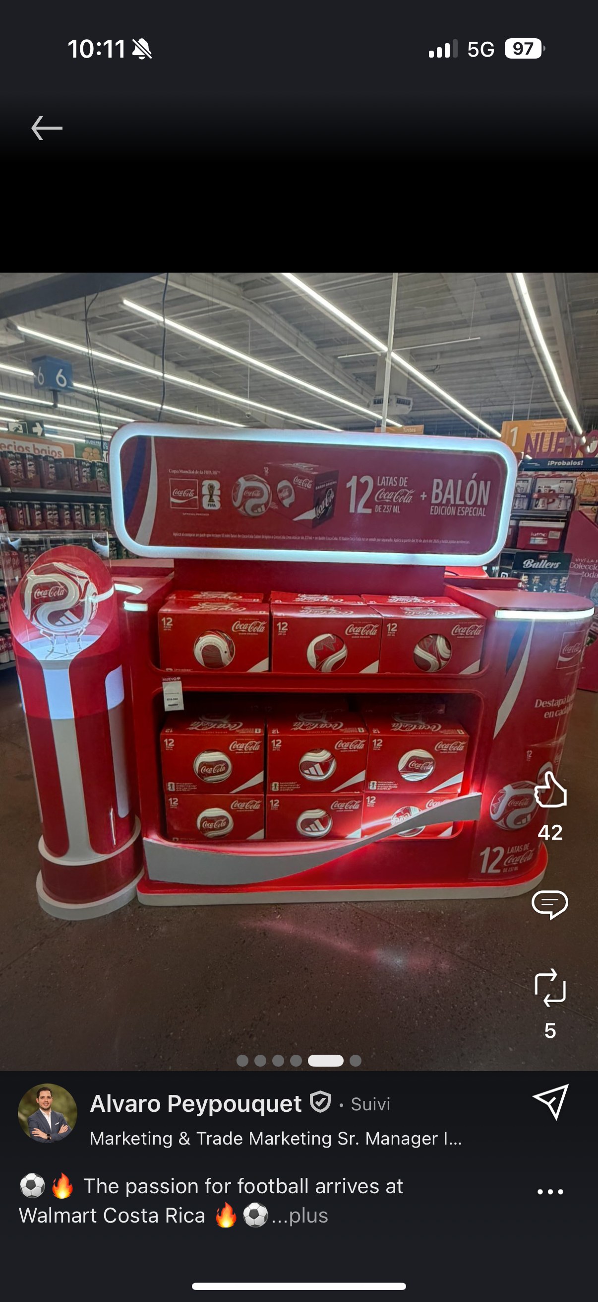 Vue rapprochée du présentoir en magasin — bandeau lumineux reprenant le visuel de campagne « 12 latas + Balón »