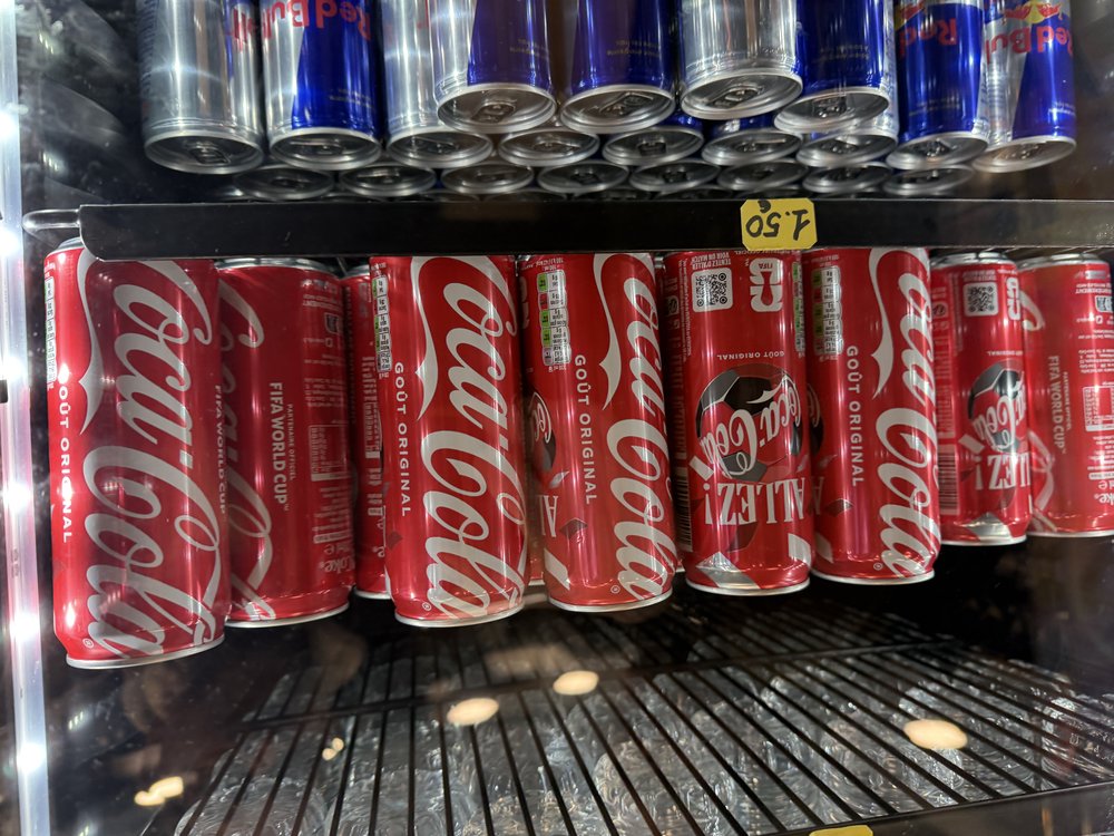 Vue rapprochée rangées canettes