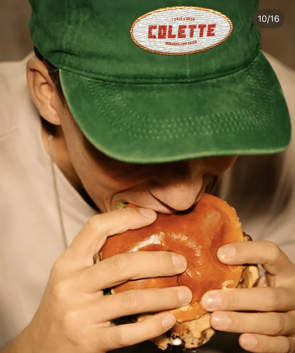 Casquette brodée « COLETTE » portée en train de manger un burger (Lot 25)