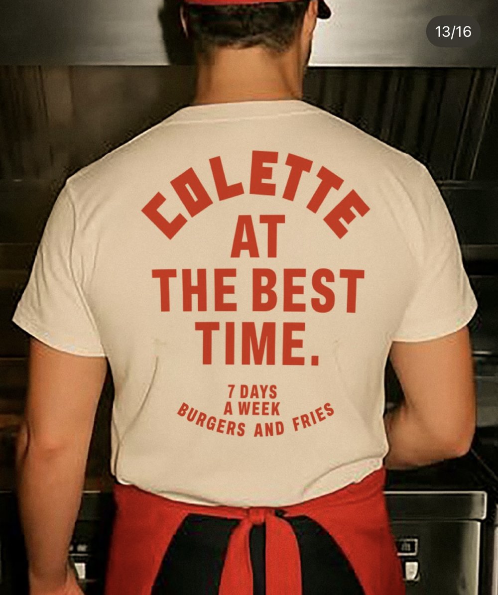 T-shirt équipe « COLETTE AT THE BEST TIME », tablier rouge en cuisine (Lot 25)