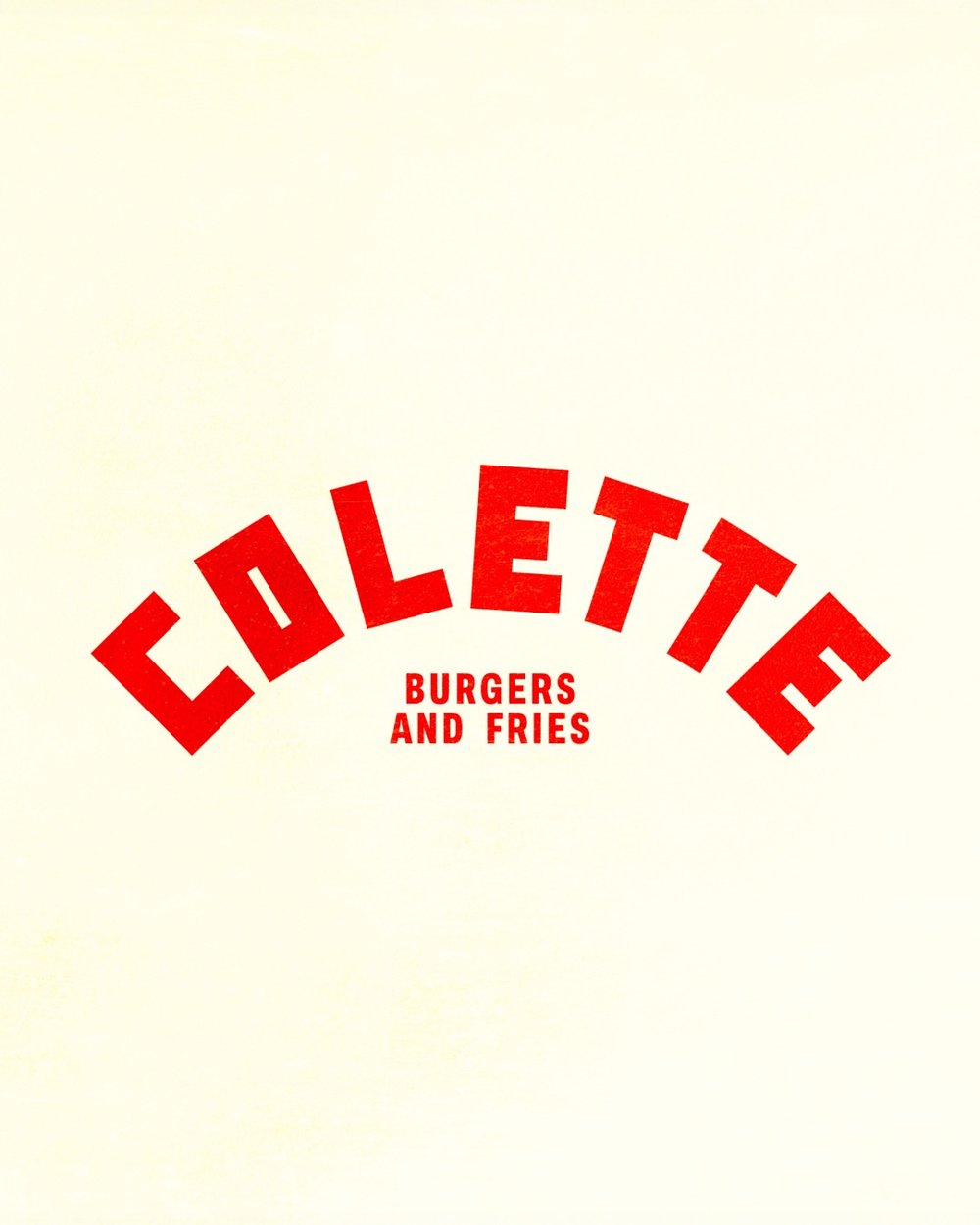 Vitrine de nuit — enseigne néon « COLETTE Burgers and Fries », décor bois chaleureux