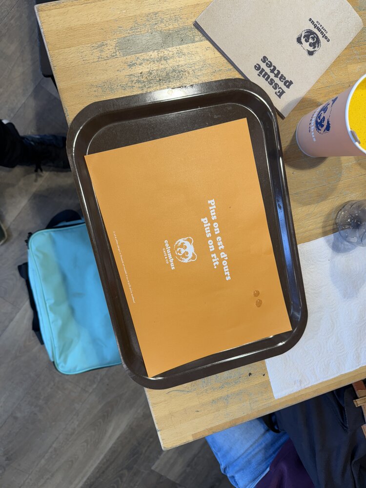 Plateau orange, set de table « Plus on est d'ours, plus on rit », pochette « Essuie pattes »
