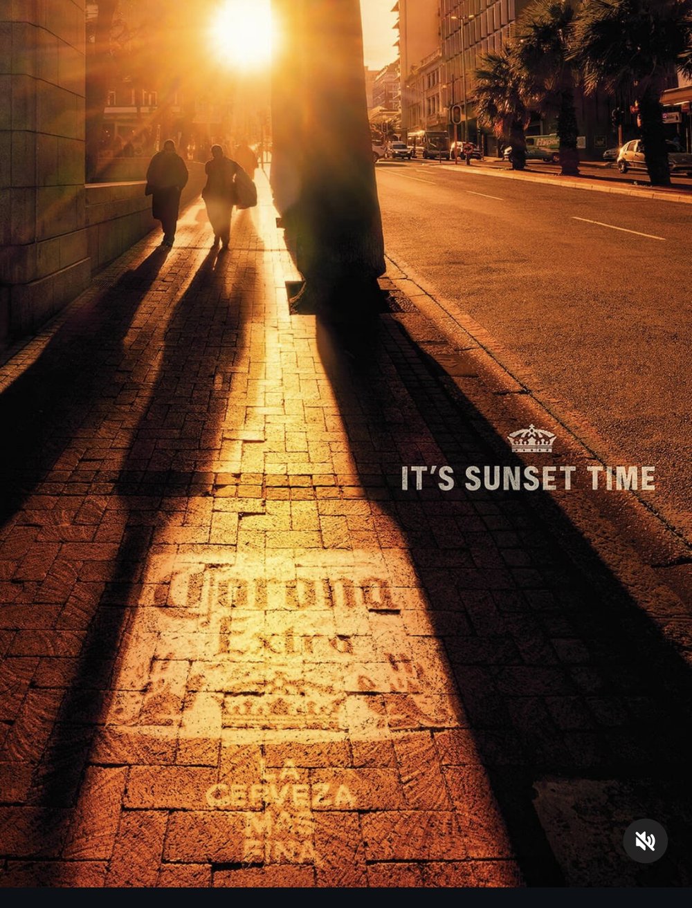 Corona « It's Sunset Time » — ombre portée en pleine rue