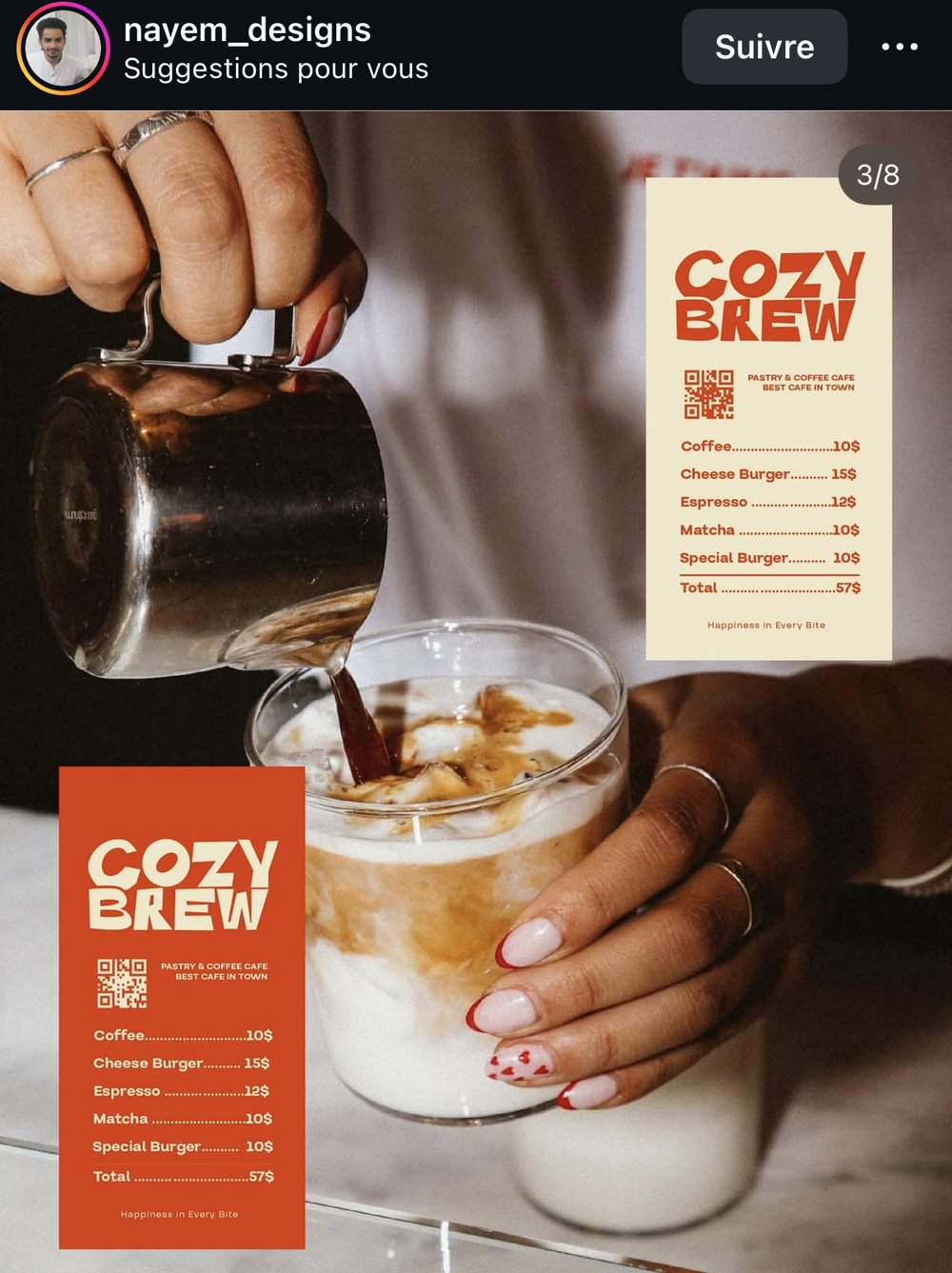 Gobelet Cozy Brew sous une machine à café avec latte art, croissant et napperon logotypé