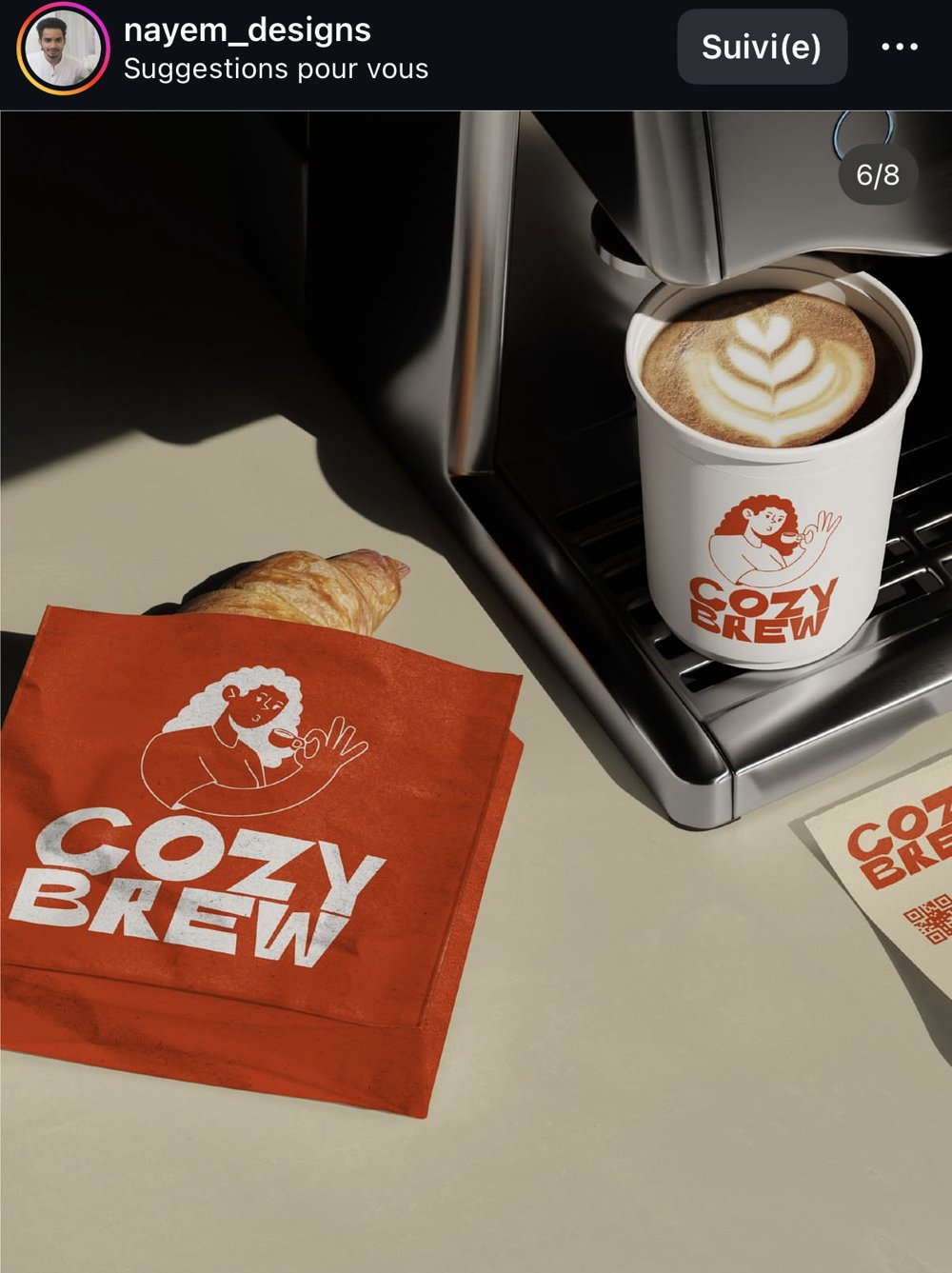 Sac à emporter « Cozy Brew » tendu à travers une vitre de voiture, illustration mascotte