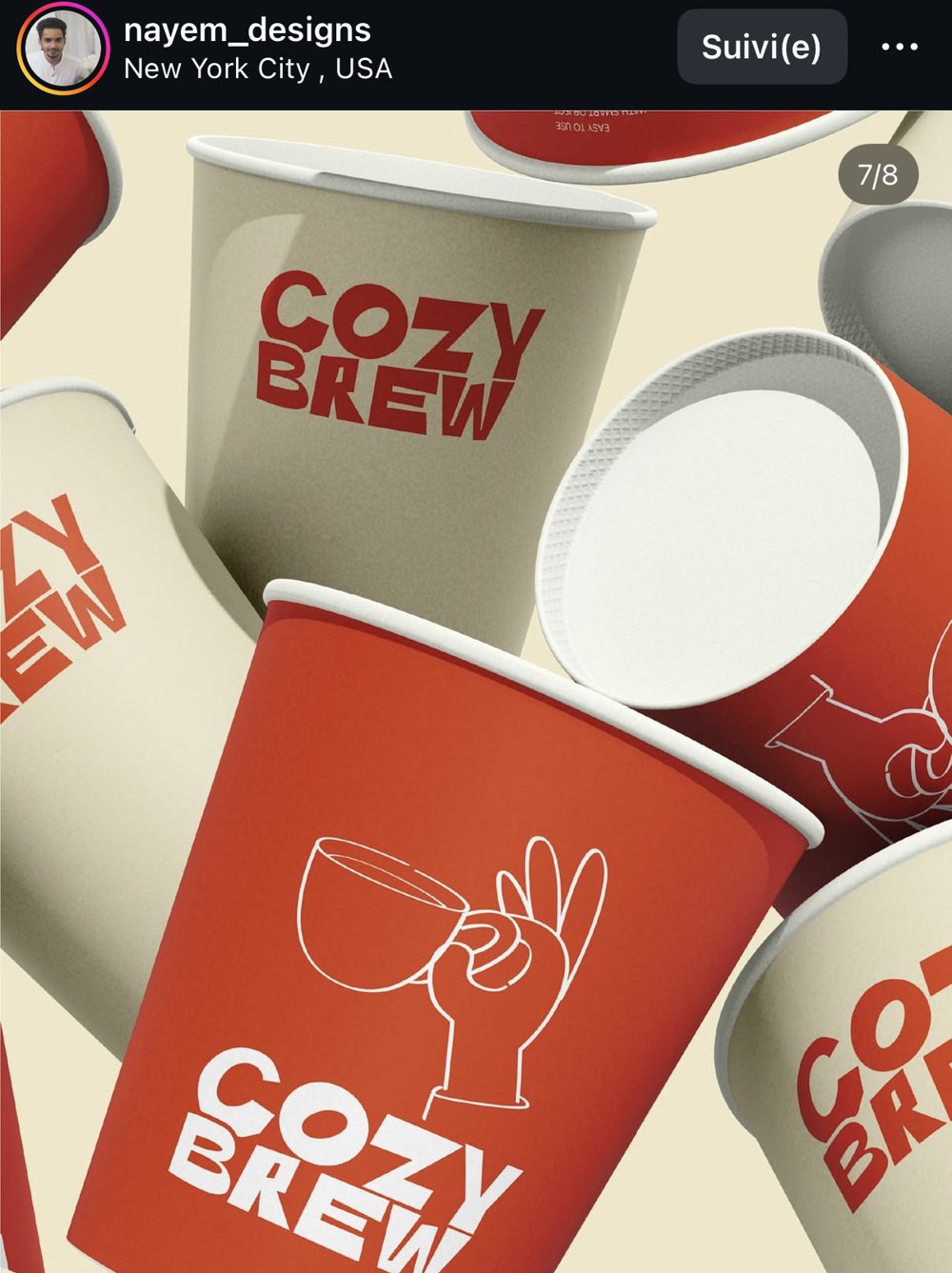 Duo café + viennoiserie posé sur porte-gobelets kraft, ticket de caisse logotypé