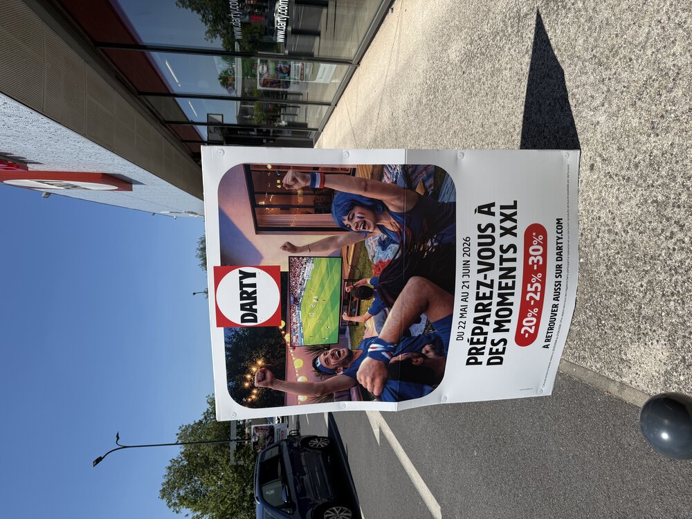 Panneau PLV Darty « Préparez-vous à des moments XXL », -20% -25% -30%, devant le magasin