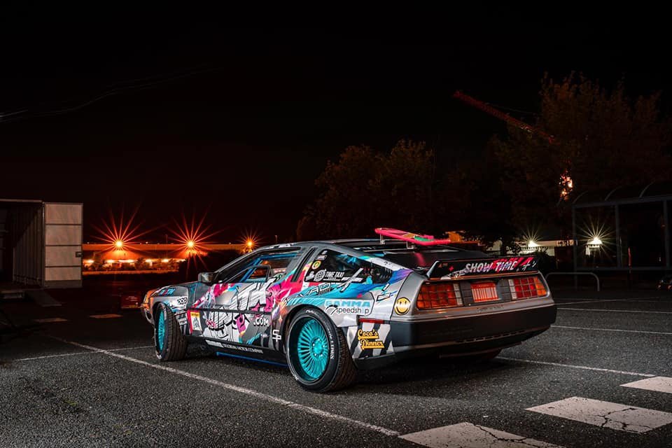 DeLorean drift car livree graphique photographie nuit