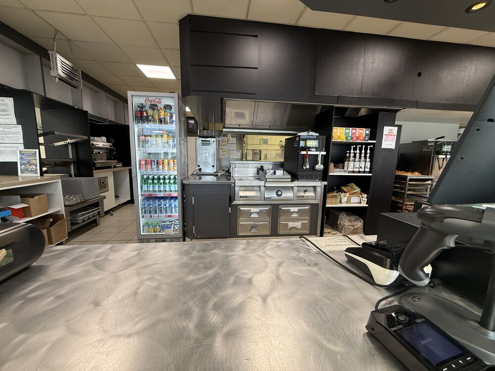 Présentoir cartonné « le café Câlin » — mignonnettes de vin format S/M/L, à côté du comptoir frites