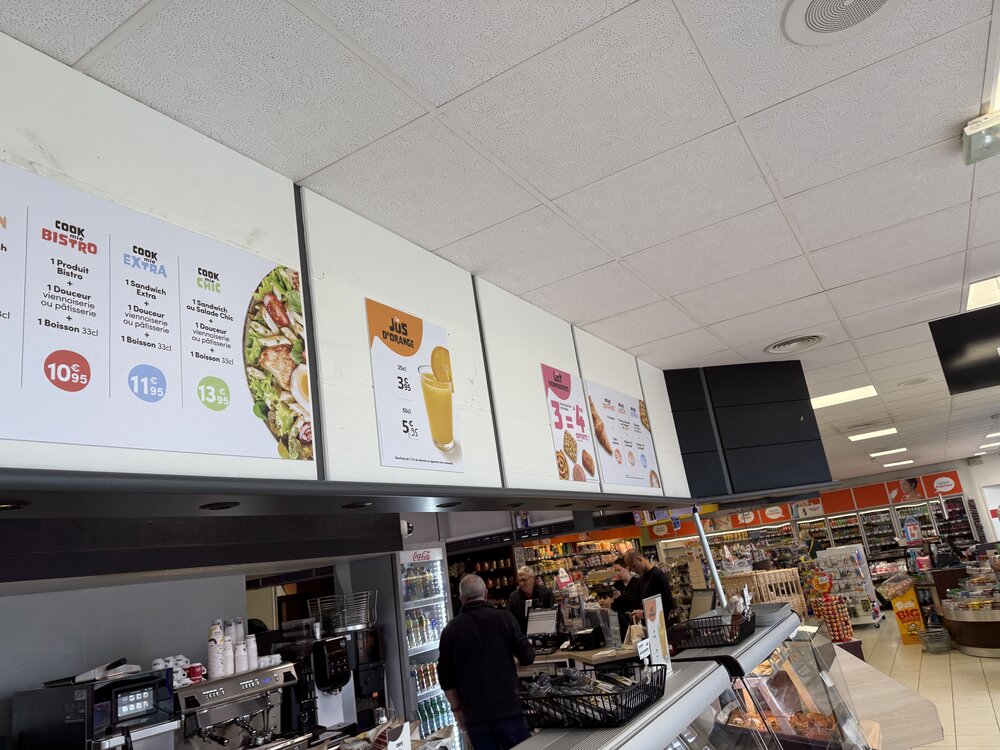 Comptoir « Cook Grill » — vitrine chaude, écrans menu segmentés Malin/Bistro/Extra/Chic