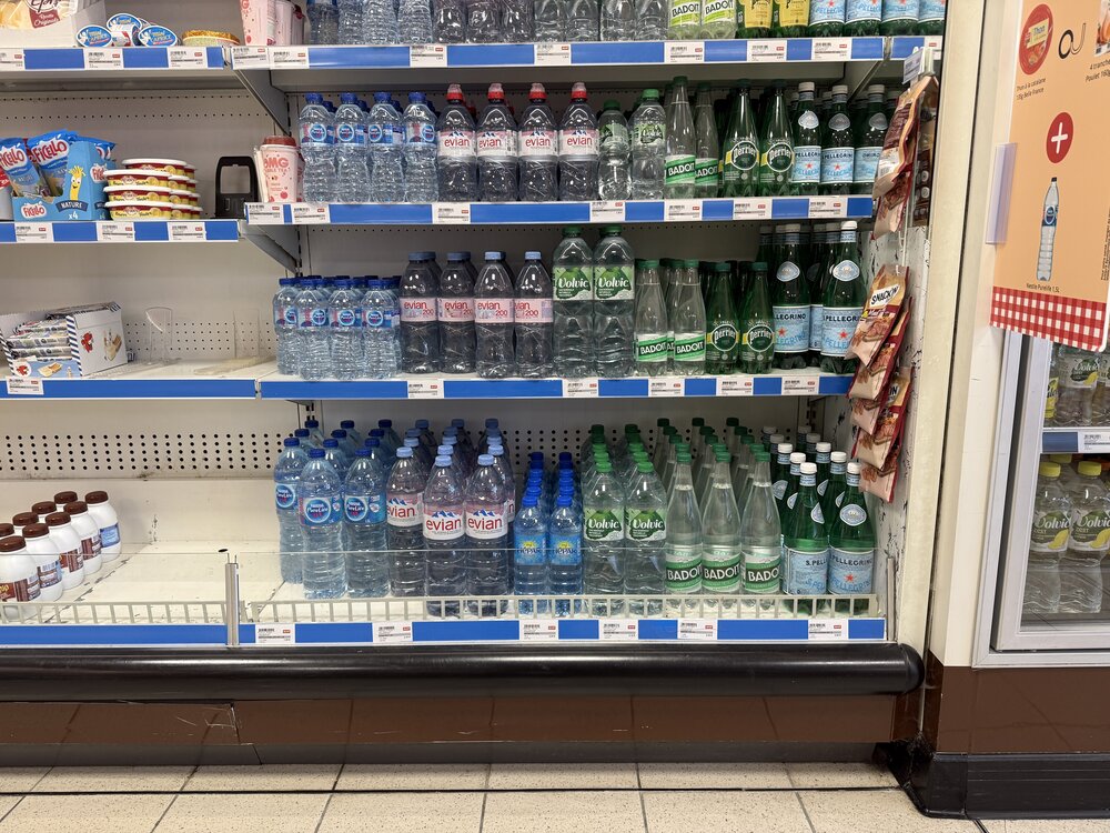 Rayon eaux (Evian/Volvic/Badoit/San Pellegrino) en supérette de station-service Dyneff